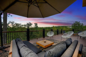 Stayhocha Themed Creekside LUX with Views